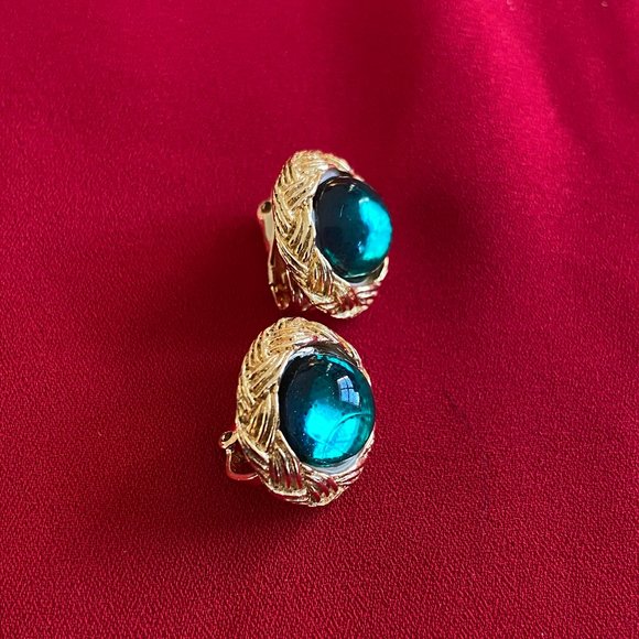 Vintage Clip-On Earrings - Picture 6 of 6